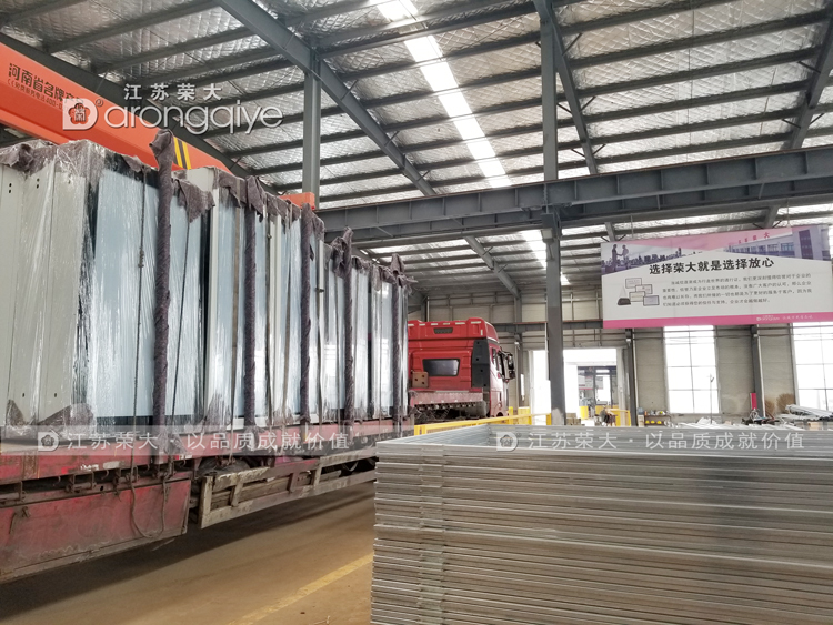 第二批遼寧現(xiàn)代候車亭發(fā)貨圖一