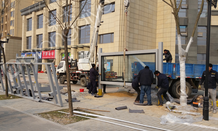 宿遷候車亭安裝現(xiàn)場(chǎng)圖三