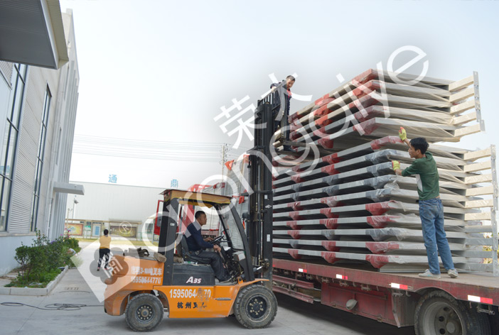 山東東營候車亭正在裝車