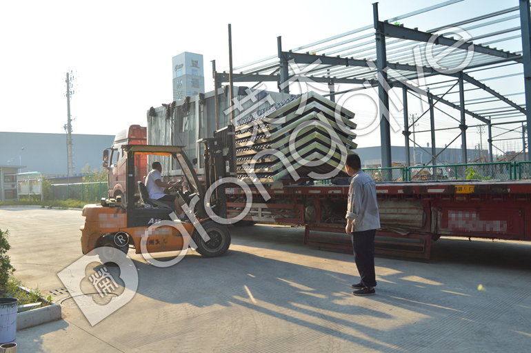 安徽公交候車(chē)亭裝車(chē)圖二