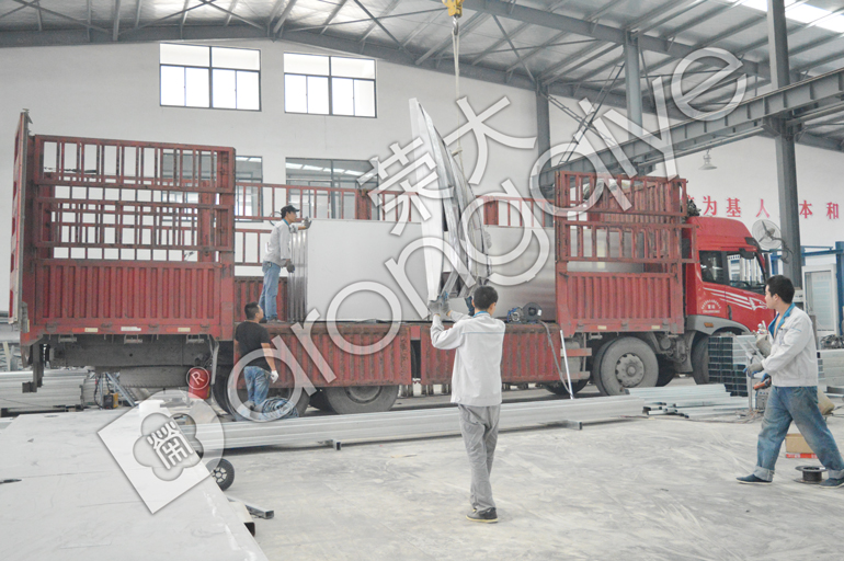 山東公交候車(chē)亭裝車(chē)圖一